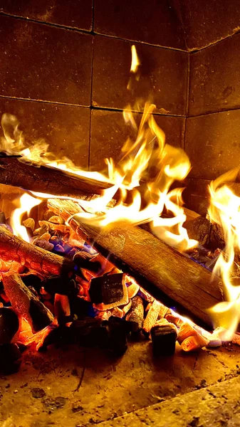 Şöminede Ateş Yanan Odun Var — Stok fotoğraf