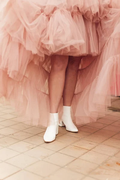 Kobieta Różowej Sukience Widok Bliska Nogi Kobiety Podłodze — Zdjęcie stockowe