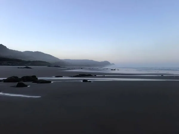 Schöne Aussicht Auf Das Meer Und Die Berge — Stockfoto