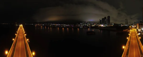 伊斯拉尔州首府城市的夜景 — 图库照片