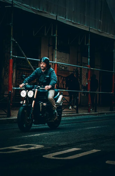 Ciclista Montando Una Motocicleta Ciudad —  Fotos de Stock