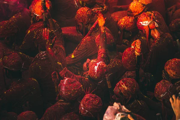 市場で赤唐辛子と黒胡椒を乾燥させ — ストック写真