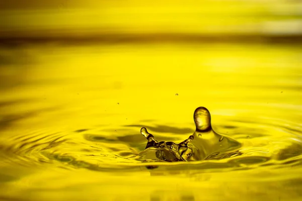 Water Drop Surface Yellow Background — Stock Photo, Image