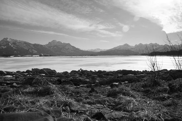 Foto Blanco Negro Lago Las Montañas —  Fotos de Stock
