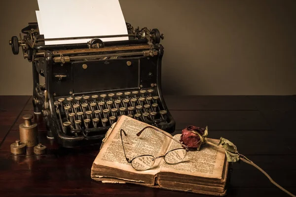 Oude Vintage Schrijfmachine Met Een Boek Een Glas Wijn — Stockfoto