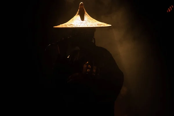 Egy Férfi Fekete Kalapban Karddal Maszkkal Sötét Háttéren — Stock Fotó