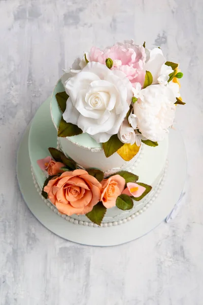 Schöne Hochzeitstorte Mit Rosen Und Blumen — Stockfoto