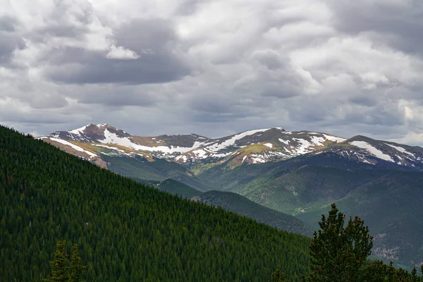 Beau Paysage Avec Montagnes Nuages — Photo