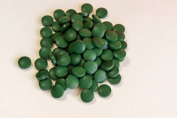 Groene Spirulina Pillen Witte Achtergrond — Stockfoto