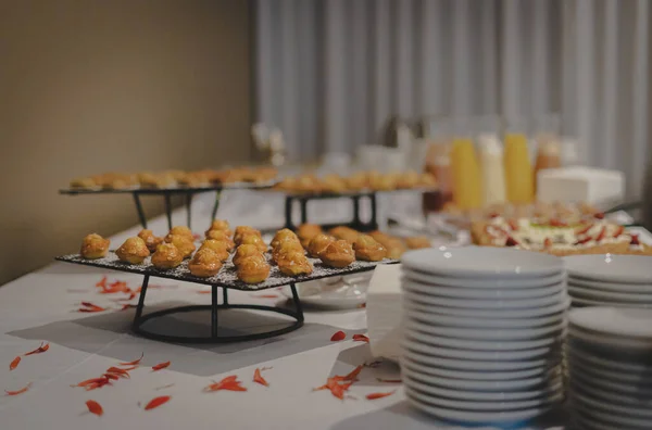 Heerlijke Desserttafel Met Gebak Snoep — Stockfoto