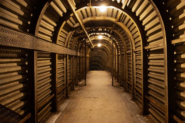 Sótano Subterráneo Vacío Con Montón Bombillas —  Fotos de Stock