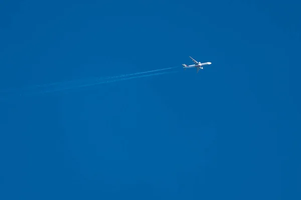 Gökyüzünde Uçan Bir Uçak — Stok fotoğraf