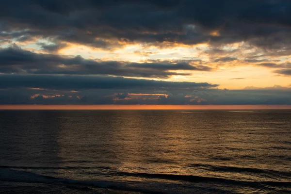 美丽的落日笼罩着大海 — 图库照片