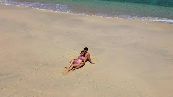 ビーチの砂の上にいる若いカップルは — ストック写真