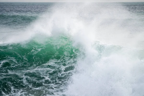 Onde Che Infrangono Sulla Spiaggia — Foto Stock