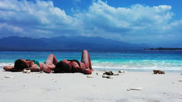 Bella Giovane Coppia Sulla Spiaggia — Foto Stock