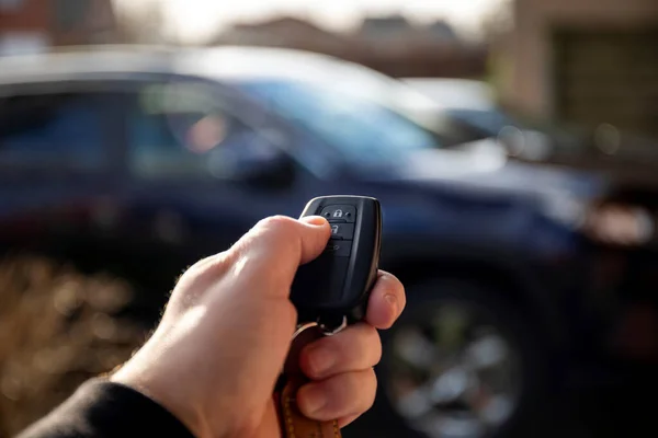 Homem Segurando Uma Chave Carro — Fotografia de Stock