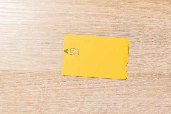 Žlutá Kreditní Karta Prázdným Štítkem Bílém Pozadí — Stock fotografie