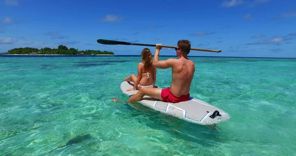 Ευτυχισμένο Ζευγάρι Στην Παραλία Στις Μαλδίβες — Φωτογραφία Αρχείου