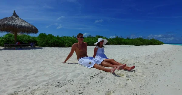 热带岛屿海滩上的夫妻 — 图库照片