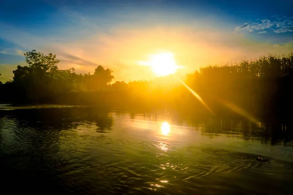 Vacker Solnedgång Över Sjön — Stockfoto