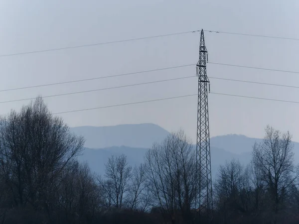 Elektromos Oszlopok Kék Hátterében — Stock Fotó