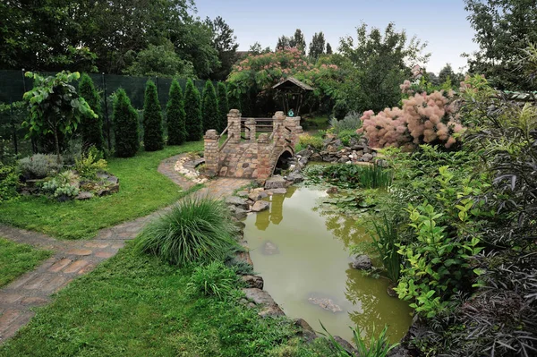 Hermoso Jardín Con Estanque Parque — Foto de Stock