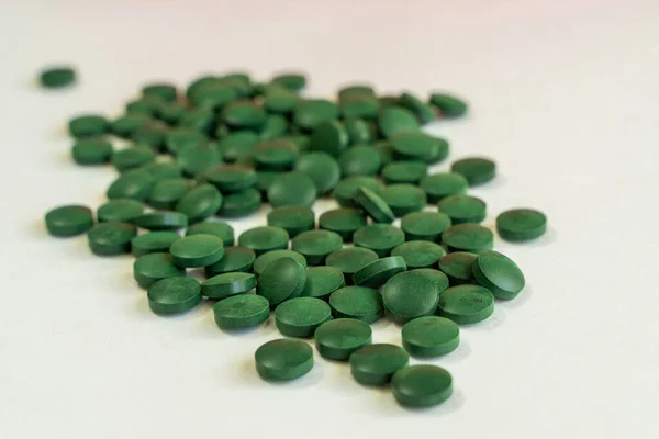 Πράσινα Χάπια Λευκό Φόντο — Φωτογραφία Αρχείου
