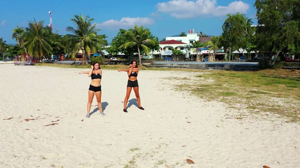 Jeune Couple Amoureux Sur Plage — Photo