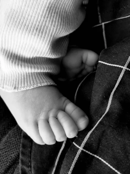 Menina Está Deitada Uma Cama Uma Criança Forma Pai — Fotografia de Stock