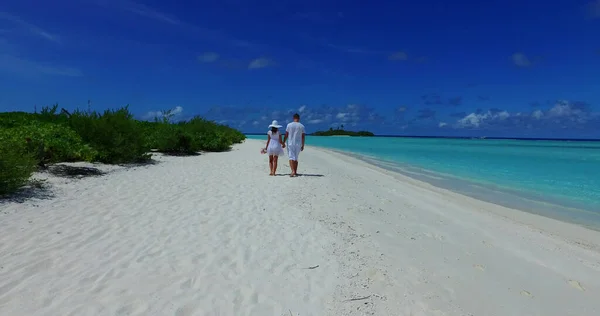 Maldivler Sahilinde Mutlu Bir Çift — Stok fotoğraf