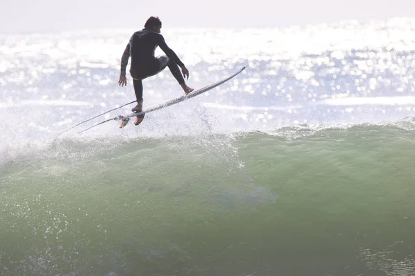 Surfer Surfen Het Strand — Stockfoto