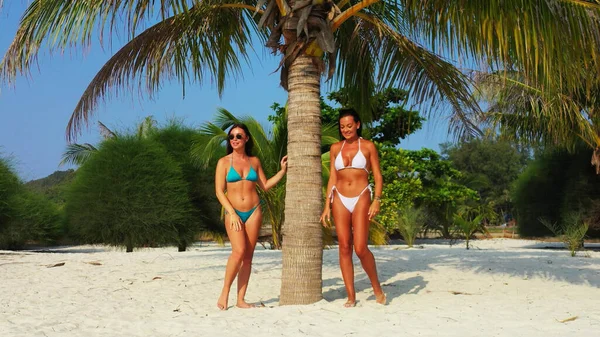 Bella Giovane Donna Bikini Sulla Spiaggia Tropicale — Foto Stock
