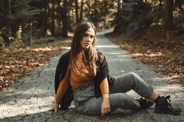 Jonge Vrouw Zitten Grond Kijken Naar Camera — Stockfoto