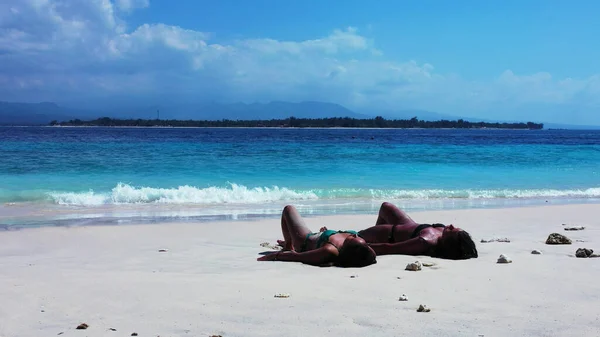 Vacker Ung Kvinna Ligger Stranden Med Blå Himmel — Stockfoto