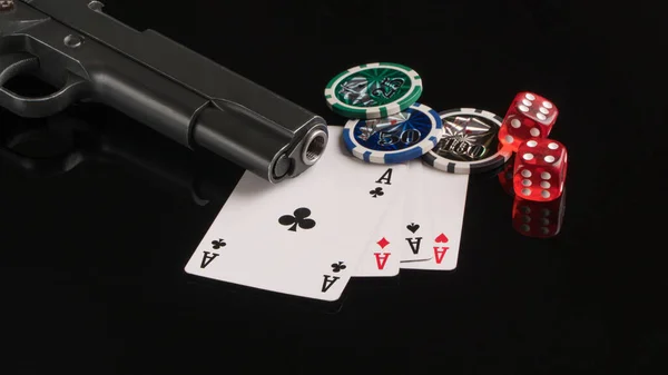 Poker Chips Kaarten Een Zwarte Achtergrond — Stockfoto