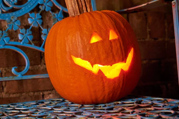 Abóbora Halloween Com Uma Vela Fundo Madeira — Fotografia de Stock