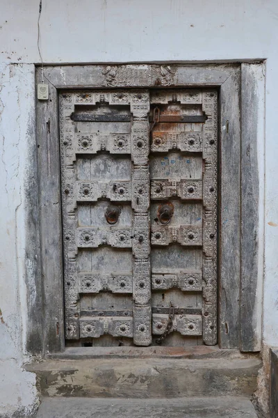 Porta Madeira Velha Com Uma Janela — Fotografia de Stock