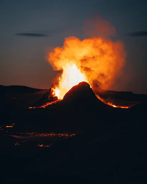 Flammen Auf Dem Hintergrund Des Berges — Stockfoto