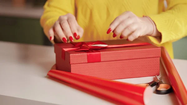 Primer Plano Las Manos Mujer Sosteniendo Caja Regalo Con Cinta —  Fotos de Stock