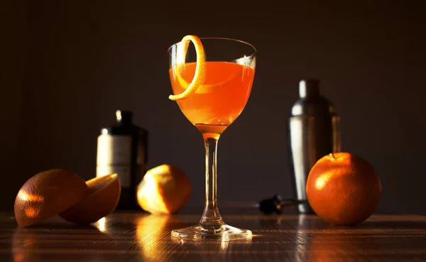 Alcoholische Cocktail Met Citroen Sinaasappelsap Een Donkere Achtergrond — Stockfoto