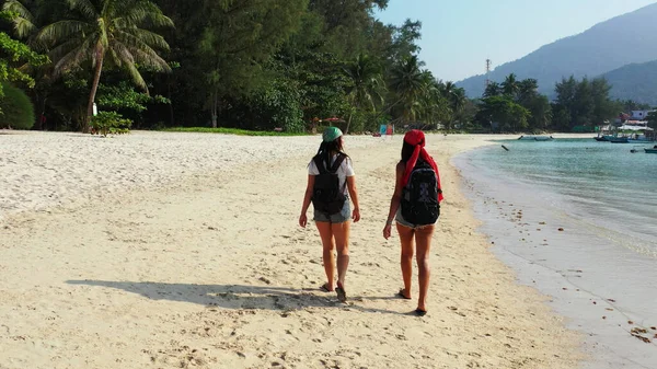 Mujeres Caminando Por Playa — Foto de Stock