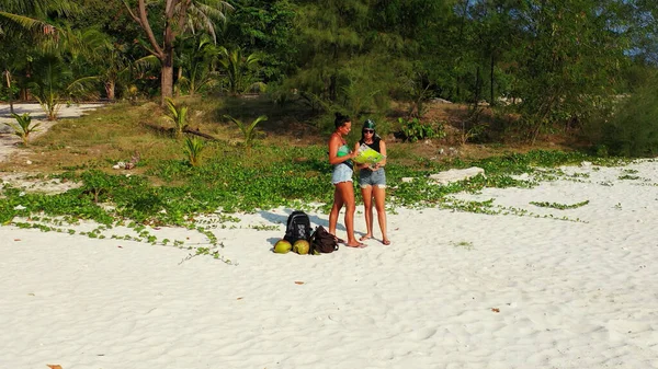 Joven Pareja Caminando Playa Con Perro — Foto de Stock