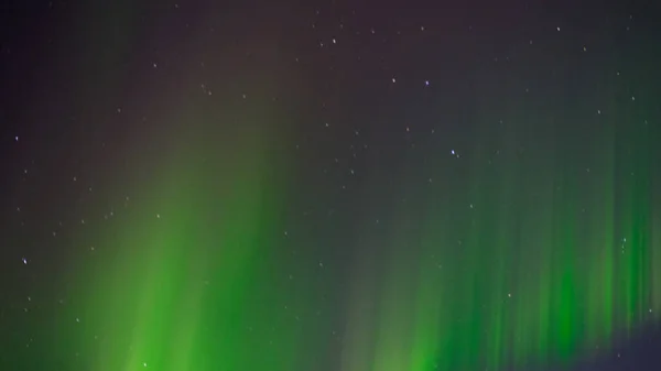 夜空に緑のオーロラ — ストック写真