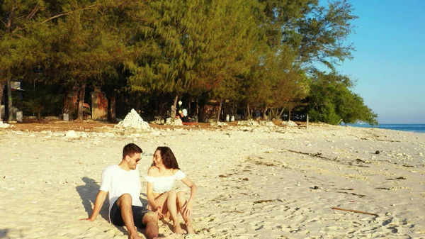 Młoda Para Zakochana Plaży — Zdjęcie stockowe