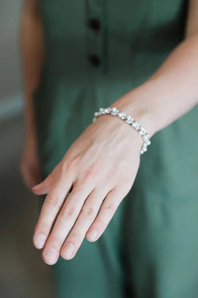 Fechar Mão Uma Mulher Segurando Anel Casamento Branco — Fotografia de Stock