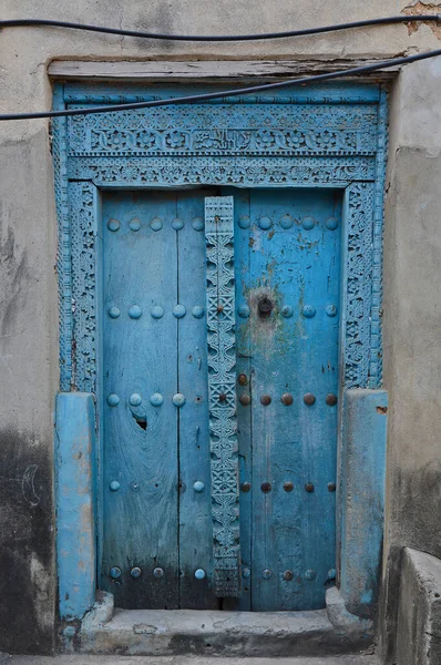 Porta Madeira Velha Com Uma Alça Azul — Fotografia de Stock