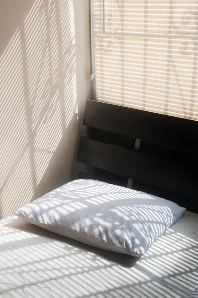 Dormitorio Moderno Blanco Gris Con Almohadas — Foto de Stock
