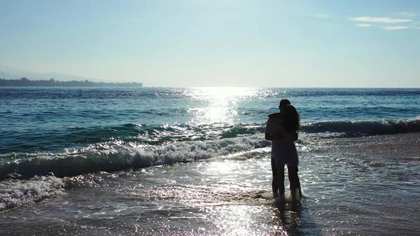 一个男人和一个女人在海滩上的轮廓 — 图库照片
