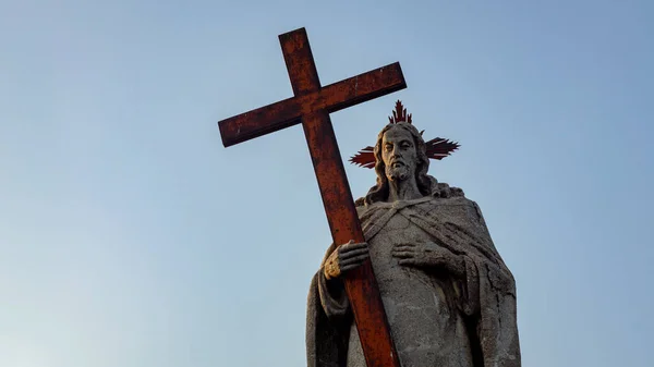在山上的十字形耶稣基督雕像 — 图库照片